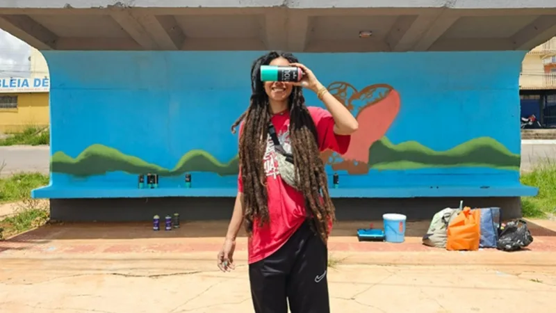 Arte nas paradas de ônibus de Ceilândia reverencia o hip hop