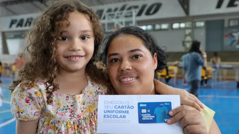 Bárbara Barreto e a filha exigem o Cartão Uniforme Escolar, que facilita e dá mais autonomia para aquisição da roupa dos alunos para 2026/Paulo H. Carvalho/ Agência Brasília
