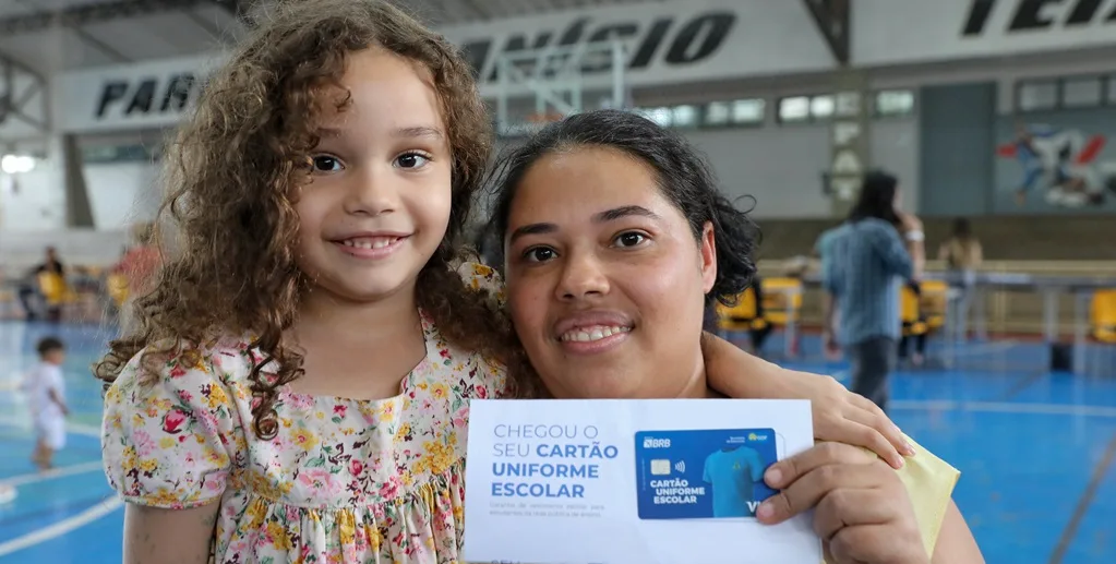 Bárbara Barreto e a filha exigem o Cartão Uniforme Escolar, que facilita e dá mais autonomia para aquisição da roupa dos alunos para 2026/Paulo H. Carvalho/ Agência Brasília