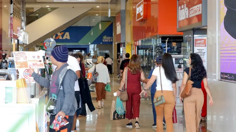 Consumidores aproveitam o final de semana antes do Natal para verificar preços e comprar presentes/Lúcio Bernardo Jr./Agência Brasília