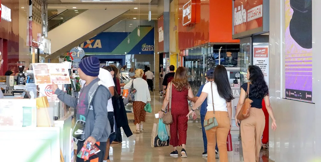 Consumidores aproveitam o final de semana antes do Natal para verificar preços e comprar presentes/Lúcio Bernardo Jr./Agência Brasília