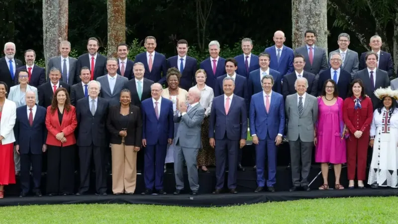 Ministros na foto do final de ano junto com o presidente Lula da Silva após reunião na Granja do Torto/Fábio Rodrigues-Pozzebom/Agência Brasil