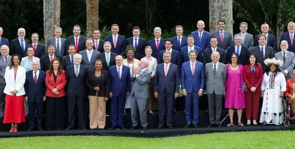 Ministros na foto do final de ano junto com o presidente Lula da Silva após reunião na Granja do Torto/Fábio Rodrigues-Pozzebom/Agência Brasil