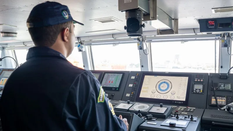 Fragata da Marinha passa por testes no mar