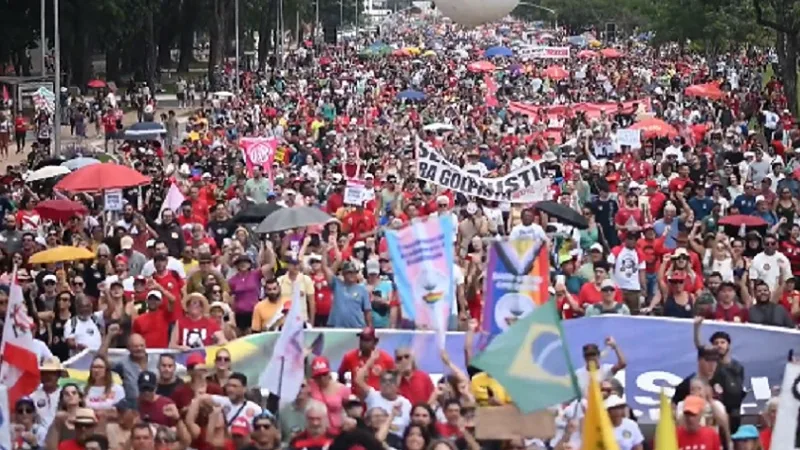 Manifestação protesta contra Motta e Congresso