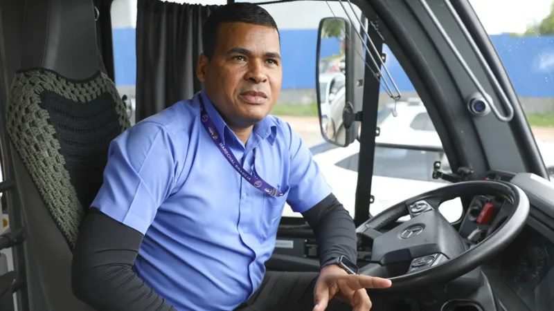 Roberto Lopes é motorista há seis anos de microônibus conhecido como “Zebrinha”, que circulam todos os dias por 17 regiões do DF/Lúcio Bernardo Jr./Agência Brasília