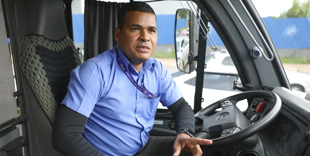 Roberto Lopes é motorista há seis anos de microônibus conhecido como “Zebrinha”, que circulam todos os dias por 17 regiões do DF/Lúcio Bernardo Jr./Agência Brasília