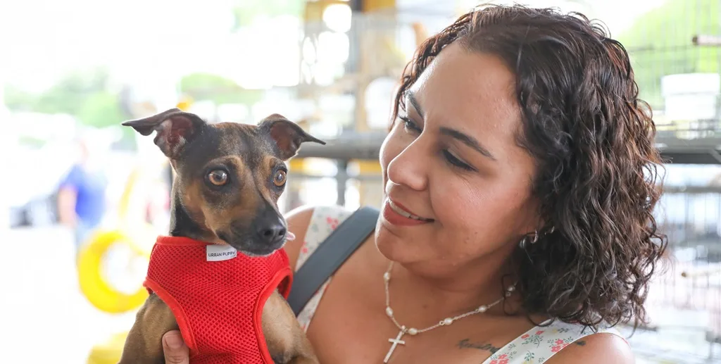 Déborah Stephany dos Santos cuida de 33 pets e agora conta com os cartões Ração e Castração cedido pelo governo distrital para os cuidadores/Lúcio Bernardo Jr./Agência Brasília