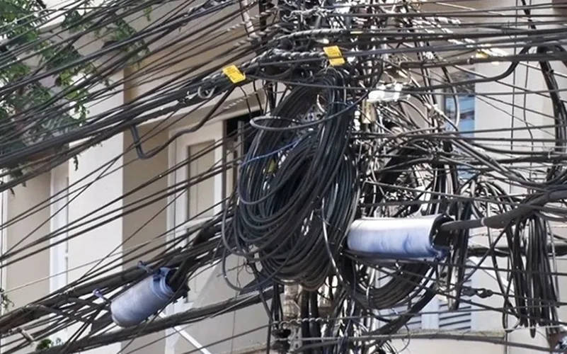 Postes fios e cabos energia e telecomunicações Misto Brasil