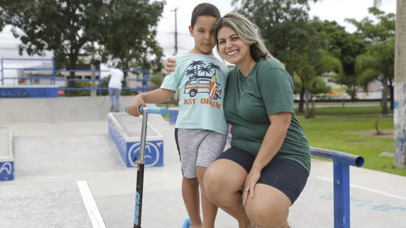 Ana Paula da Conceição com o filho Arthur, que aprovou a reforma da Praça Central de Santa Maria, que tem uma pista de skate/Geovana Albuquerque/Agência Brasília