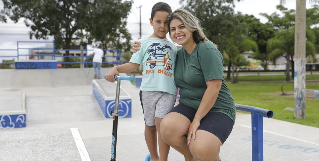 Ana Paula da Conceição com o filho Arthur, que aprovou a reforma da Praça Central de Santa Maria, que tem uma pista de skate/Geovana Albuquerque/Agência Brasília