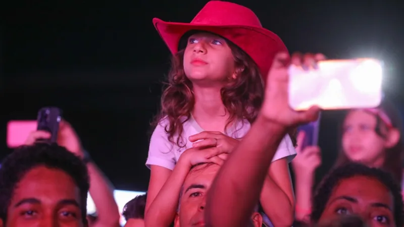 Menina assiste com o pai os shows da virada do Ano Novo na Esplanada dos Ministérios/Lúcio Bernardo Jr./Agência Brasília