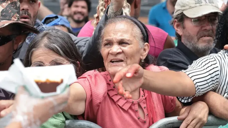 Populares disputam pedaços de bolo no bairro do Bixiga, em São Paulo, que comemorou 472 anos/Paulo Pinto;Agência Brasil