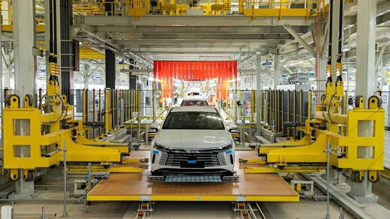 Fábrica de carros retoma atividades após recesso