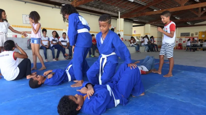Professor lança livro de crônicas sobre infância e sonhos 