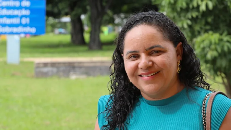 Valdenice Lopes ~e moradora do DNOCS, em Sobradinho, e gosta de ver as placas de snalização preservadas/Joel Rodrigues/Agência Brasília