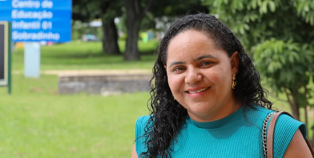 Valdenice Lopes ~e moradora do DNOCS, em Sobradinho, e gosta de ver as placas de snalização preservadas/Joel Rodrigues/Agência Brasília