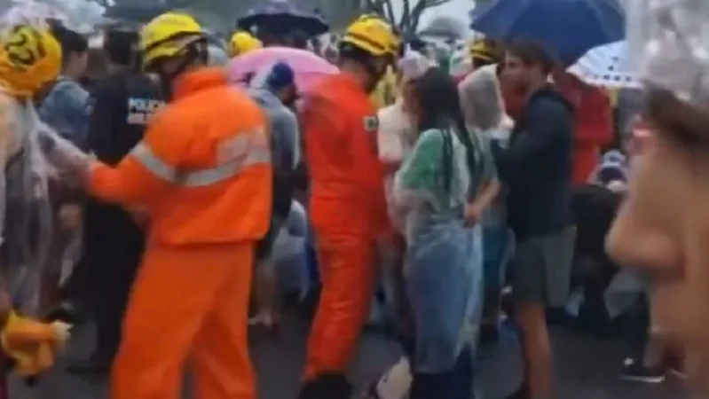 Raio atinge bolsonaristas e 72 pessoas são feridas