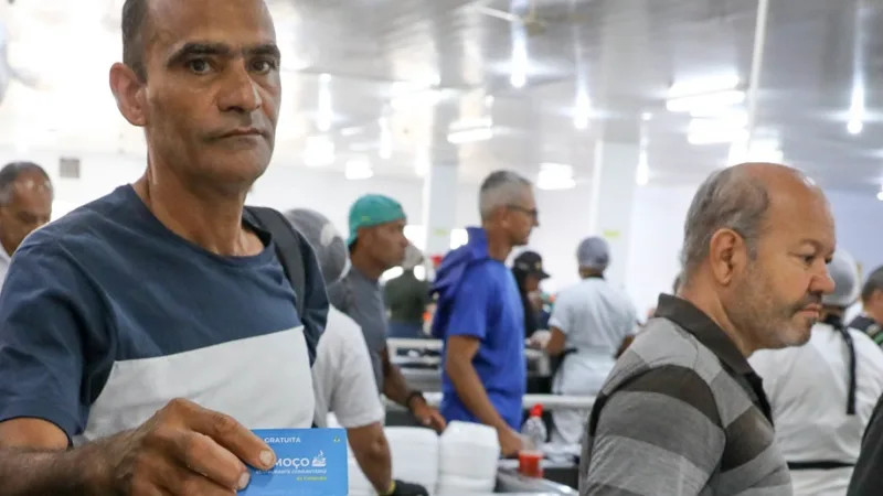 Jaílson Santos Gonçalves frequenta os restaurantes comunitários e exibe o cartão que permite comprar a comida mais barata/Paulo H. Carvalho/Agência Brasília