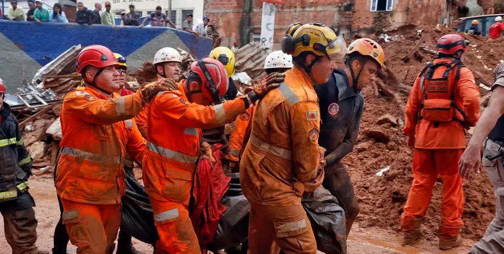 Bombeiros e voluntários durante busca e resgate de pessoas em escombros de casas soterradas por lamas em Juiz de Fogo/Tânia Rêgo/Agência Brasil