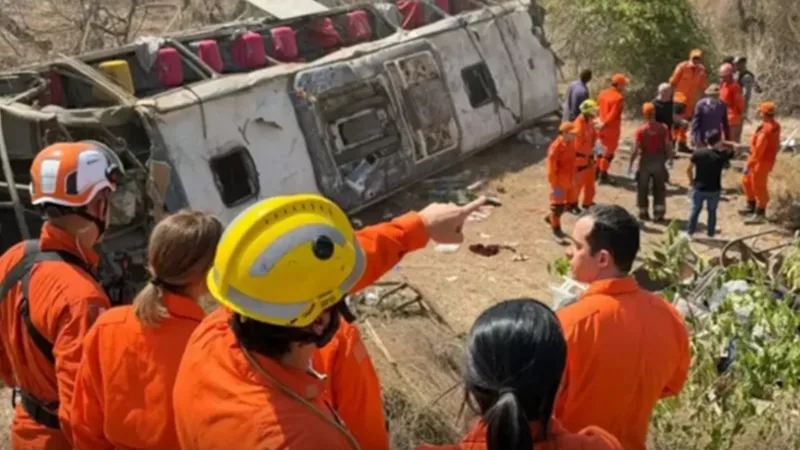 Acidente com ônibus de romeiros provoca 15 mortes
