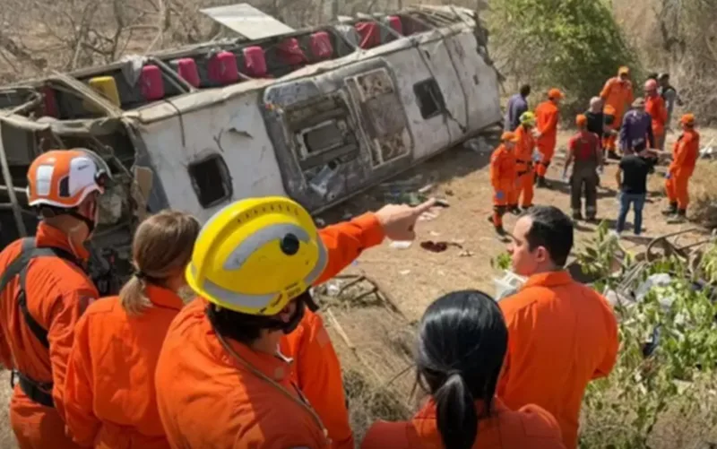 Acidente com ônibus de romeiros prova 15 mortes