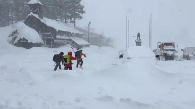 Avalanche de neve provoca a morte de oito esquiadores