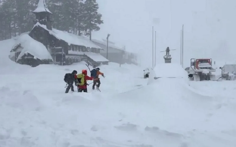 Avalanche de neve provoca a morte de oito esquiadores