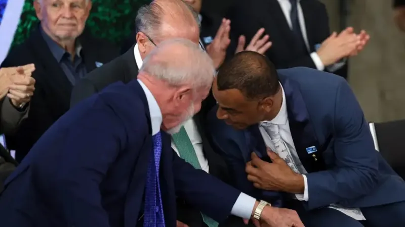 Lula da Silva e o ex-jogador Cafu com o vice-presidente Geraldo Alckmin na apresentação das taças da Copa do Mundo e da Copa Feminina/Valter Campanato/Agência Brasil