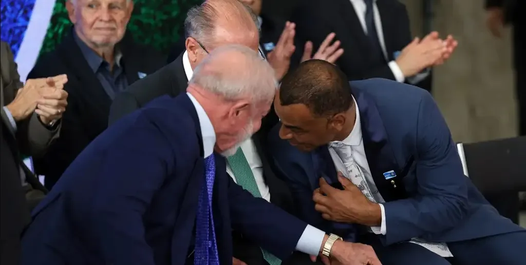 Lula da Silva e o ex-jogador Cafu com o vice-presidente Geraldo Alckmin na apresentação das taças da Copa do Mundo e da Copa Feminina/Valter Campanato/Agência Brasil