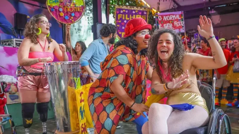 Carnaval de alegria e sorriso no rosto