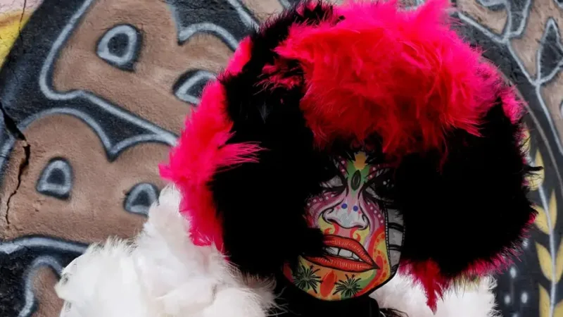 Turma de bate-bola feminino, Brilhetes de Anchieta, se prepara para o Carnaval 2026, em Anchieta, zona norte do Rio/Tânia Rêgo/Agência Brasil