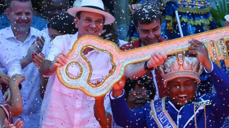 Eduardo Paes, prefeito do Rio de Janeiro, entrega simbalicamente a chave da cidade para o Rei Momo na abertura do Carnaval Rio 2026/Tomaz Silva/Agência Brasil