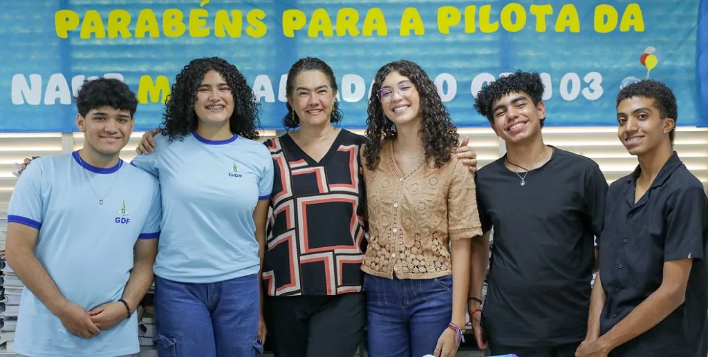 Professora Regina entre os alunos Crislayne, Elizabeth, João Vitor e Miguel, do CEM 03, de Taguatinha/Tony Oliveira/ Agência Brasília