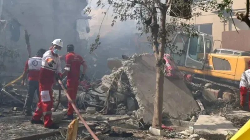 Brasileiros devem pedir para sair. Israel ataca instalação nuclear