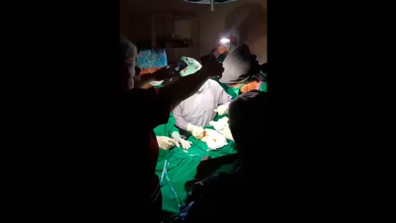 Médicos usam celulares em cirurgia no apagão do Paraguai