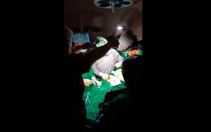 Médicos usam celulares em cirurgia no apagão do Paraguai
