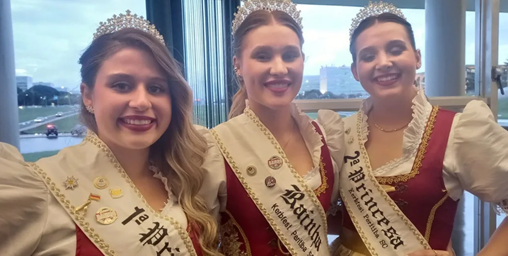 Rainha e princesas da Kerbfest, de Peritiba (SC), confraternização que será em maio, veio com a colheita e que agora completa mais de um século/Jorge Koury/Misto Brasil