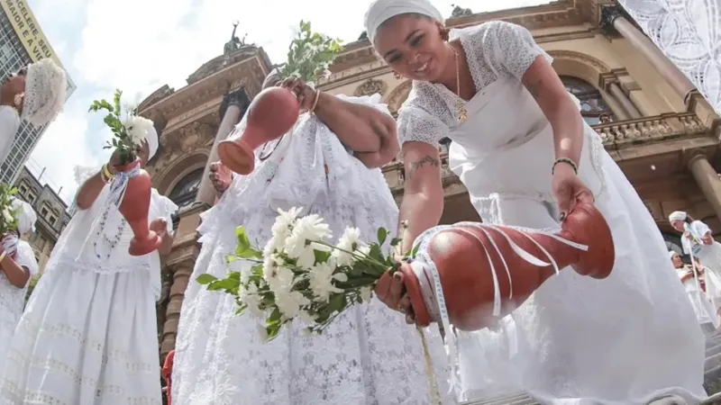 Lavagem da Escadaria do Theatro Municipal de São Paulo, celebração cultural inspirada em tradições afro-brasileiras/Paulo Pinto/Agência Brasil