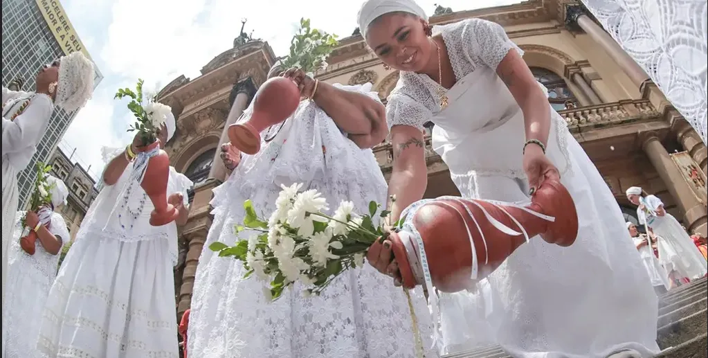 Lavagem da Escadaria do Theatro Municipal de São Paulo, celebração cultural inspirada em tradições afro-brasileiras/Paulo Pinto/Agência Brasil