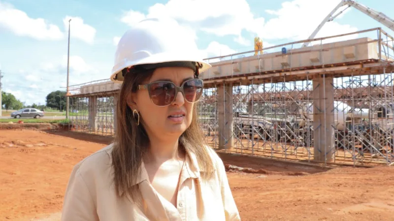 Paula Almeida, diretora de obras do DER, vistoria as obras de implantação de vigas do viaduto de Planaltina e da terceira faixa da BR-020/Joel Rodrigues/Agência Brasília