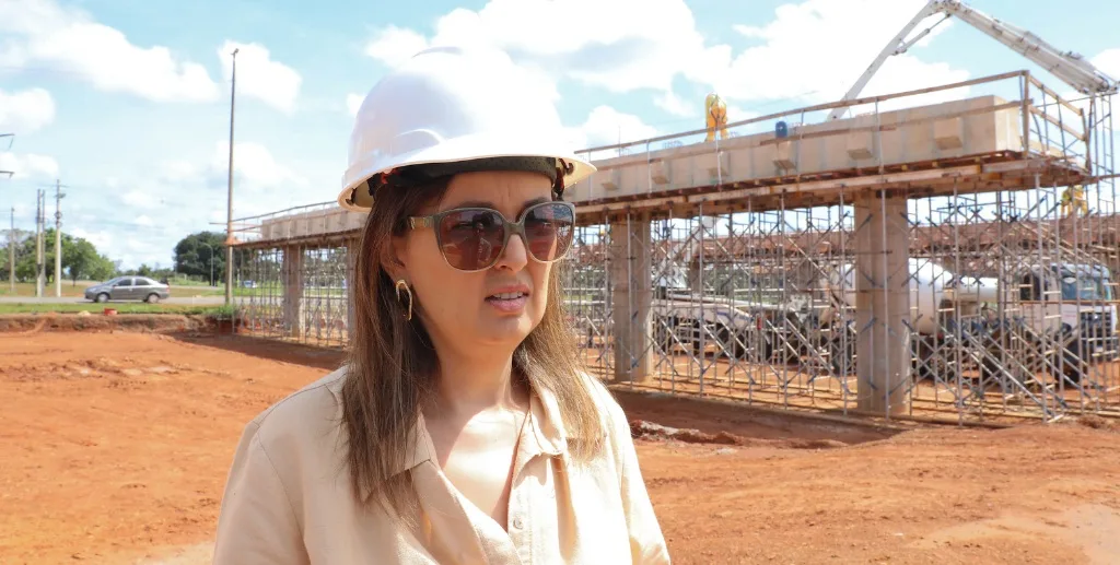 Paula Almeida, diretora de obras do DER, vistoria as obras de implantação de vigas do viaduto de Planaltina e da terceira faixa da BR-020/Joel Rodrigues/Agência Brasília