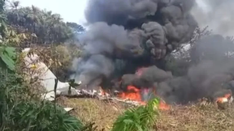 Acidente com avião militar provocou até agora oito mortes