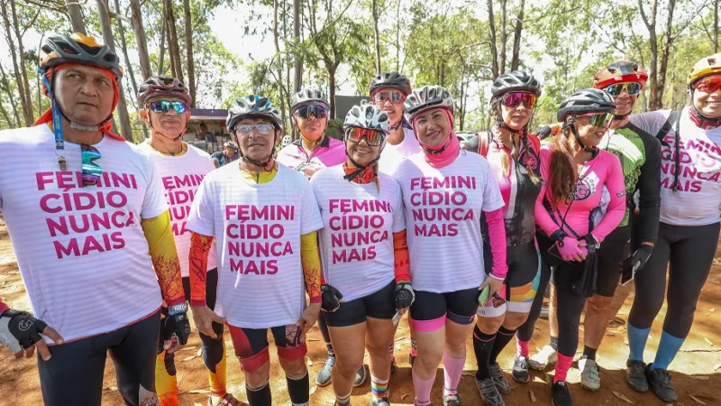 Voluntários posam para a foto no pré-lançamento do evento Correndo ou Pedalando Contra o Feminicídio/Renato Alves/Agência Brasília