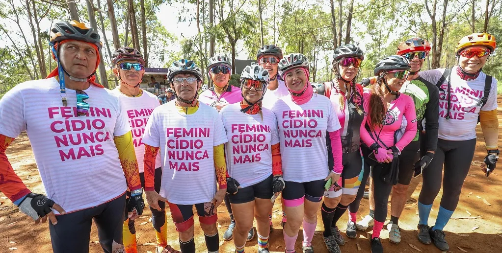 Voluntários posam para a foto no pré-lançamento do evento Correndo ou Pedalando Contra o Feminicídio/Renato Alves/Agência Brasília