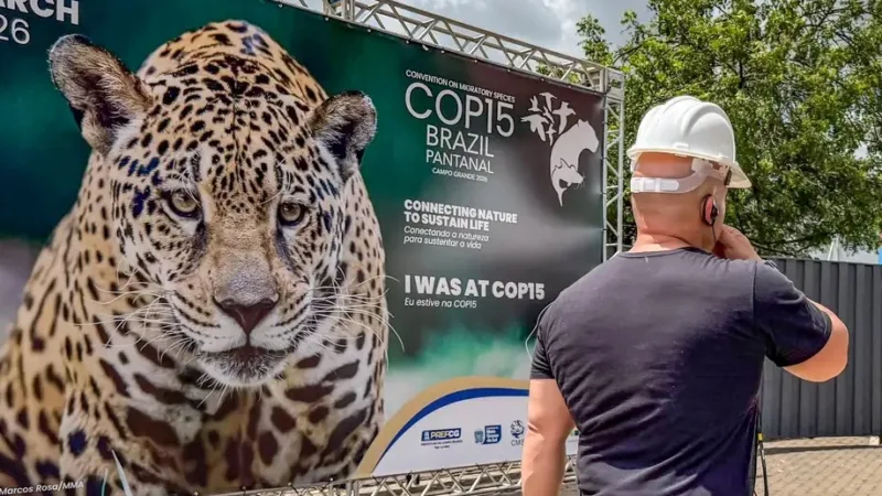 Funcionário passa na frente de uma placa que identifica a blue zona, espaço oficial para delegações internacionais na estrutura da COP15/Rafa Neddemeyer/Agência Brasil