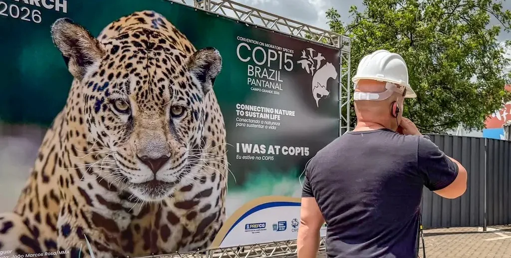 Funcionário passa na frente de uma placa que identifica a blue zona, espaço oficial para delegações internacionais na estrutura da COP15/Rafa Neddemeyer/Agência Brasil