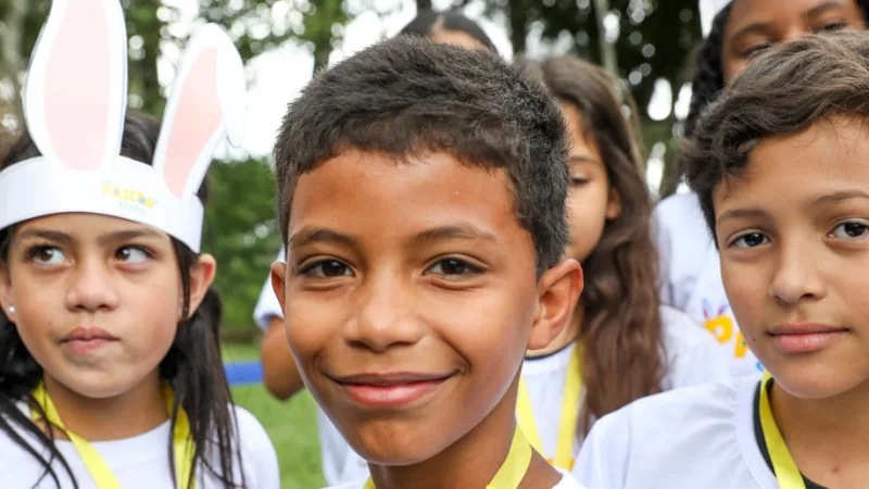 Crianças são recepcionadas para uma festa na Páscoa Solidária, que reuniu 300 pessoas numa tarde de acolhimento/Joel Rodrigues/Agência Brasília