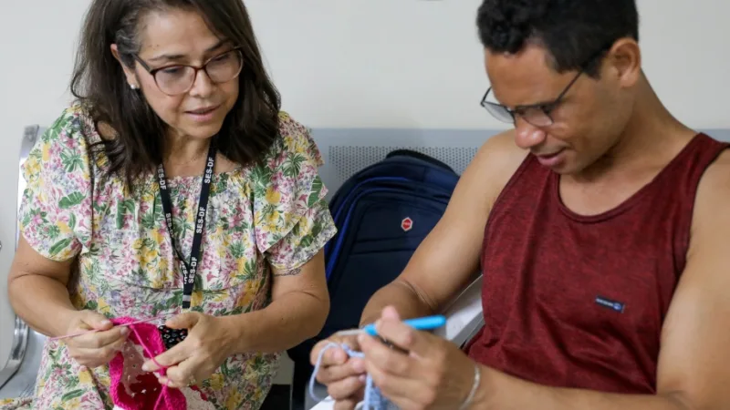 Eleni Alves Sardinha, coordenadora do grupo linhaterapia, e Reginado Ferreira Lima, nas atividades manuais como o chochê no Caps do Itapoã/Paulo H. Carvalho/Agência Brasília