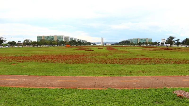 Recuperação do gramado da Esplanada vai custar R$ 1,5 milhão